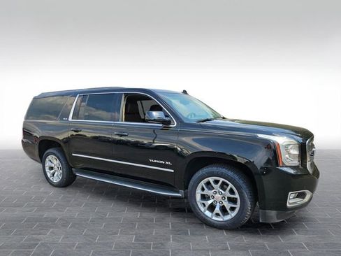 Used 2017 GMC Yukon XL SLE w/ SLE Value Package RWD image 3