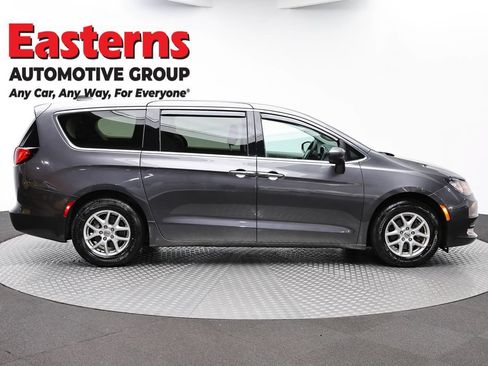 Used 2022 Chrysler Voyager LX FWD image 4