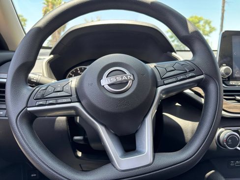Used 2025 Nissan Altima 2.5 SV FWD image 29