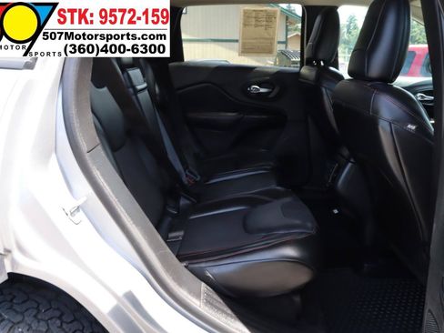 Used 2015 Jeep Cherokee Trailhawk AWD/4WD image 17