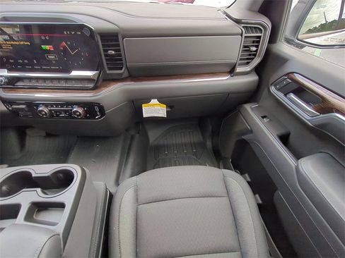 Used 2025 GMC Sierra 1500 Elevation image 17