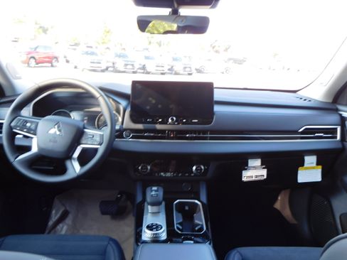 New 2025 Mitsubishi Outlander SE image 32