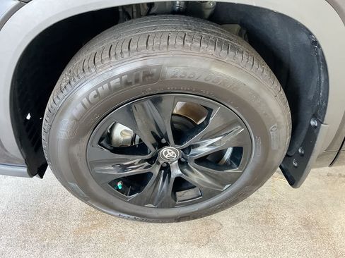 Used 2024 Toyota Highlander LE AWD/4WD image 10