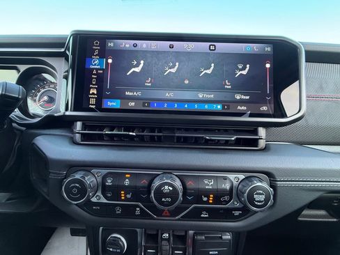 Used 2024 Jeep Wrangler Unlimited Rubicon w/ Technology Group image 26