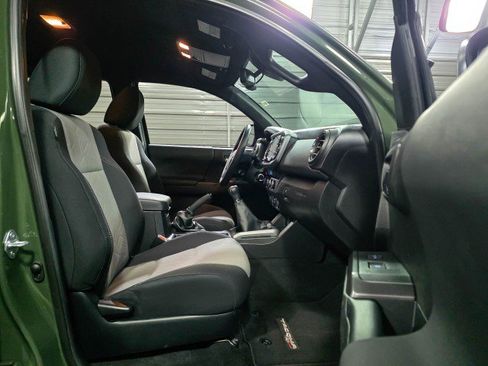 Used 2022 Toyota Tacoma TRD Sport w/ Technology Package image 16