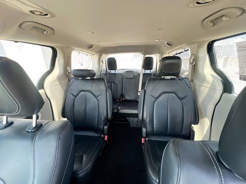 Used 2022 Chrysler Pacifica Touring-L FWD image 26