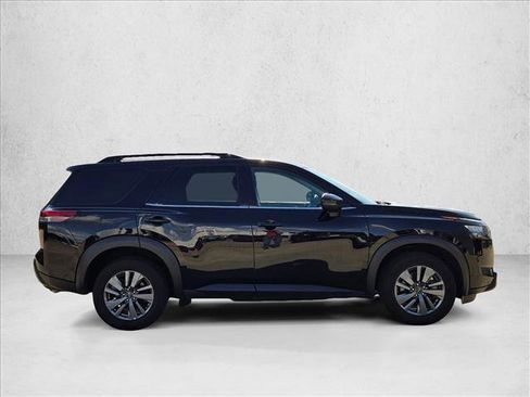 Used 2025 Nissan Pathfinder SV FWD image 4
