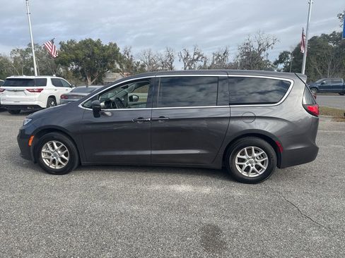 Used 2023 Chrysler Pacifica Touring-L image 6