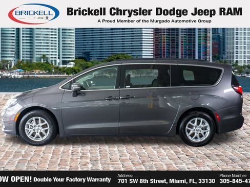 Used 2022 Chrysler Pacifica Touring-L FWD image 4