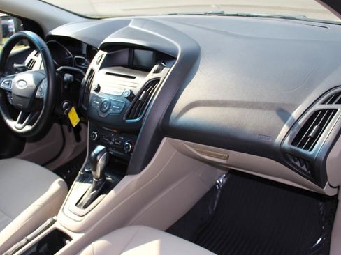 Used 2015 Ford Focus SE w/ SE Sport Package FWD image 37