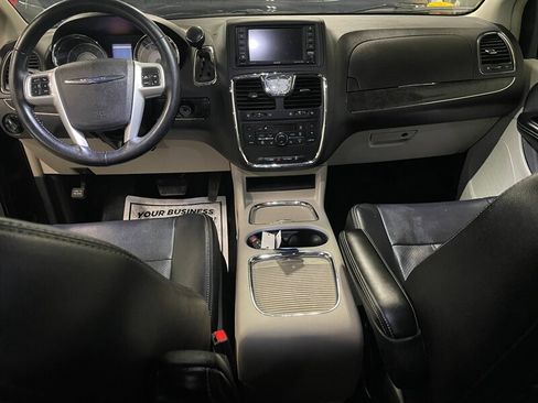 Used 2015 Chrysler Town & Country Touring w/ Driver Convenience Group image 8