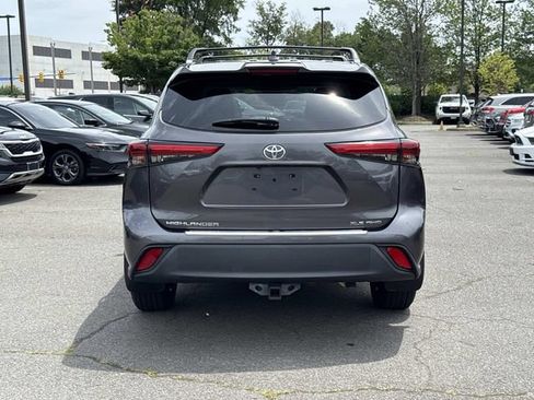 Used 2021 Toyota Highlander XLE AWD/4WD image 3