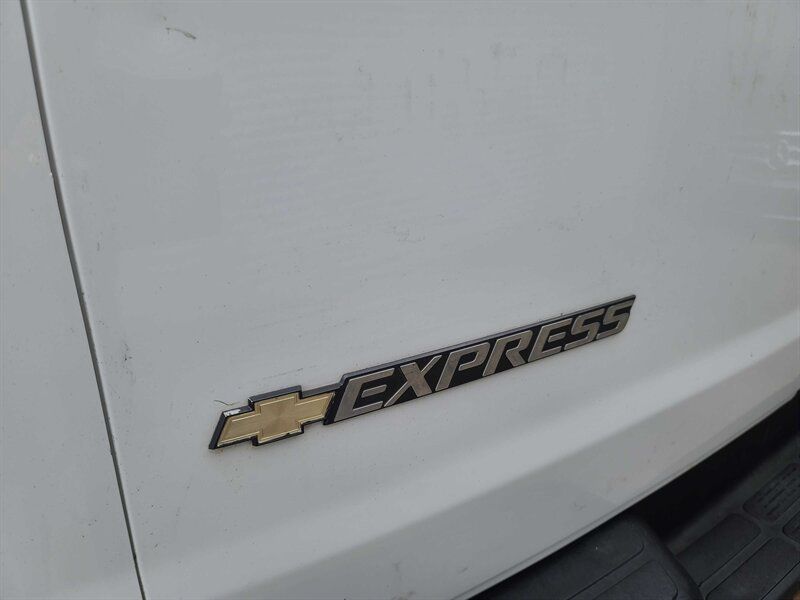 Used 2017 Chevrolet Express 2500 RWD image 20