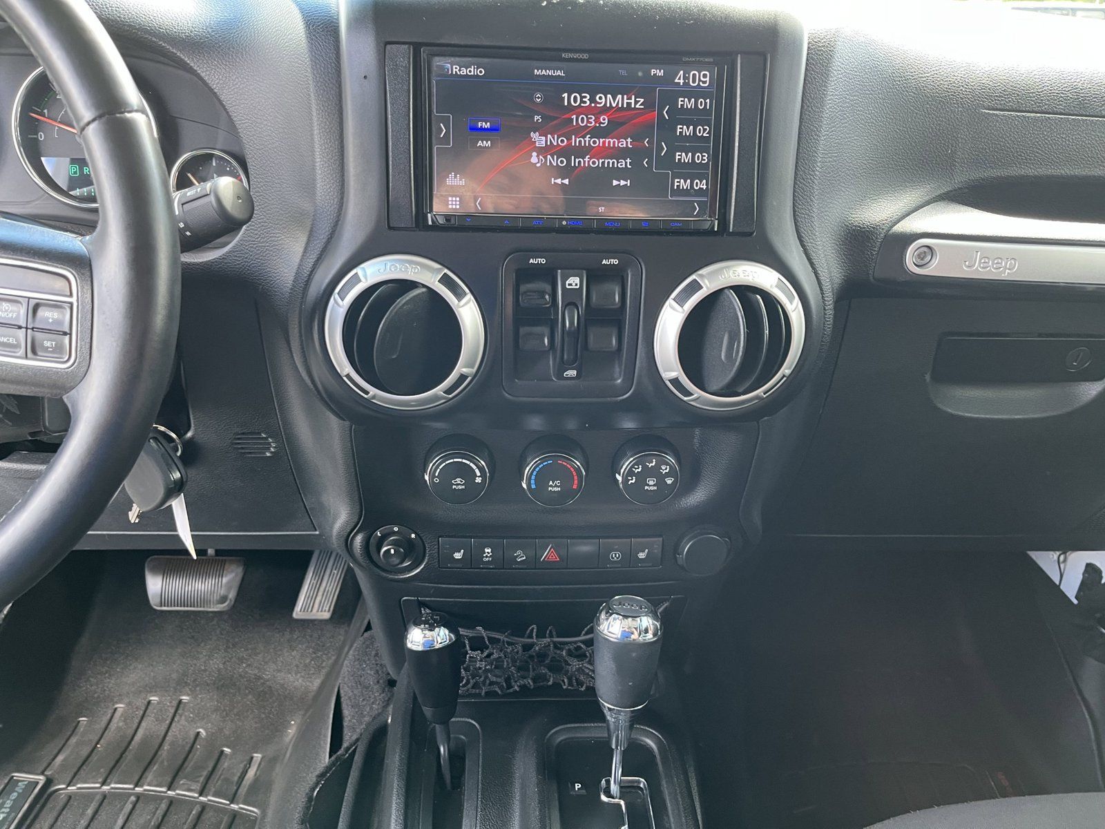 Used 2017 Jeep Wrangler Unlimited Sahara w/ Connectivity Group AWD/4WD image 14
