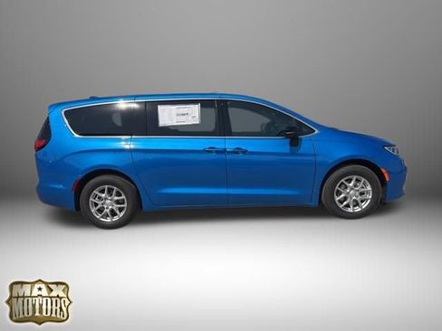 New 2026 Chrysler Pacifica Select image 5