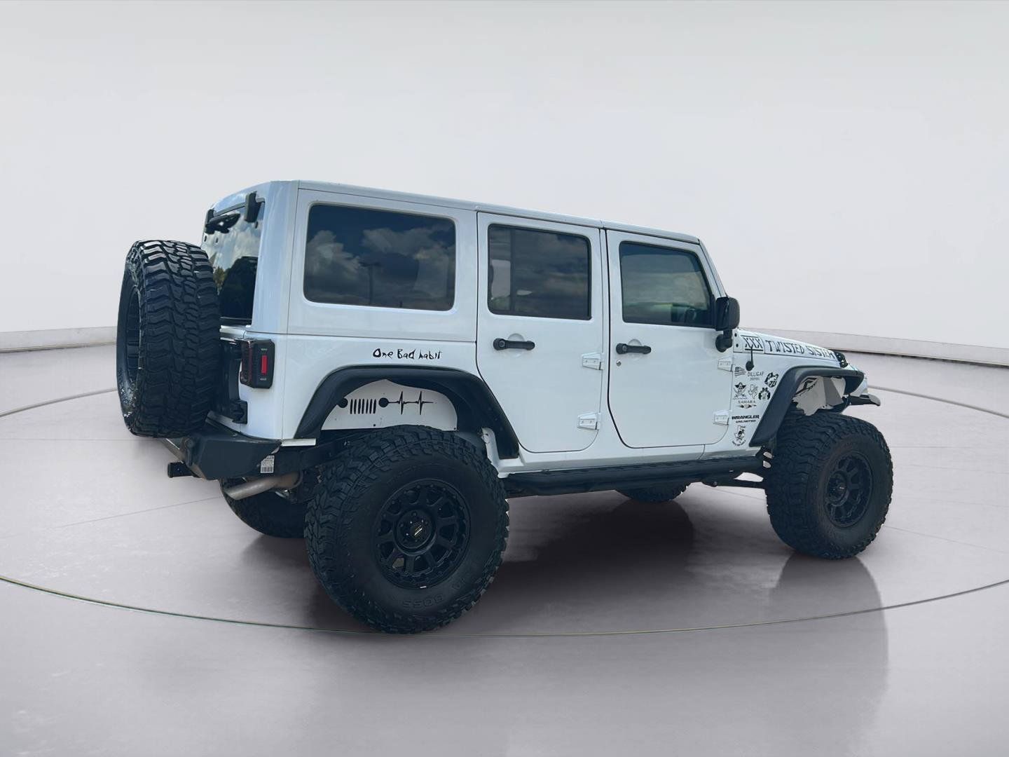Used 2017 Jeep Wrangler Unlimited Sahara w/ Max Tow Package AWD/4WD image 4