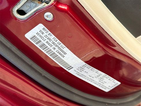 Used 2023 Chrysler Pacifica Touring-L image 38