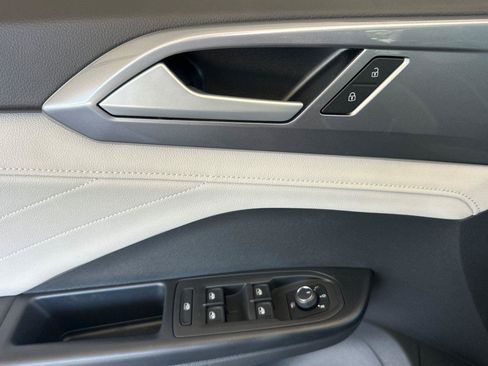 New 2025 Volkswagen Taos SEL image 10