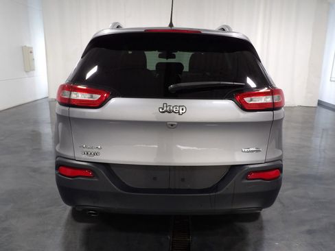 Used 2018 Jeep Cherokee Latitude Plus w/ Cold Weather Group image 5