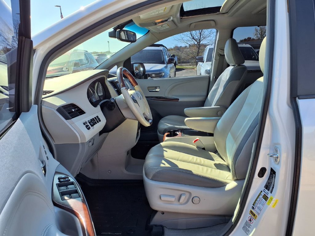 Used 2014 Toyota Sienna Limited w/ Limited Premium Package FWD image 13