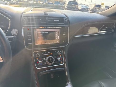 Used 2018 Lincoln Continental Select w/ Continental Climate Package FWD image 28