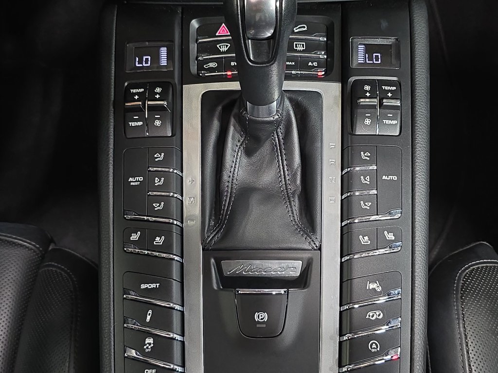 Used 2021 Porsche Macan Turbo AWD/4WD image 19