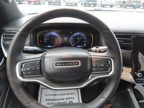 Used 2023 Jeep Wagoneer L Series II AWD/4WD image 34