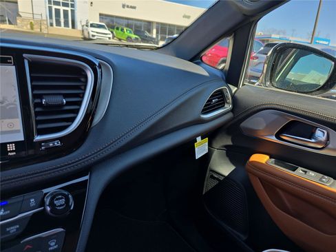New 2026 Chrysler Pacifica Pinnacle image 25