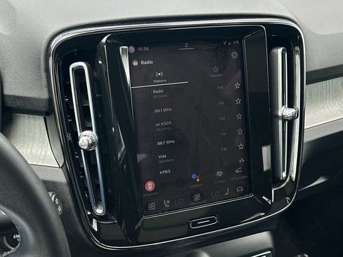 Certified 2025 Volvo XC40 B5 Plus AWD/4WD image 17