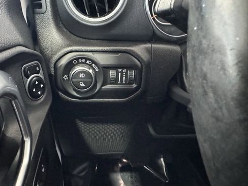 Used 2020 Jeep Gladiator Overland image 17