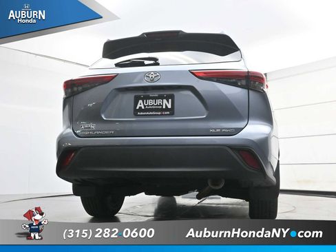 Used 2022 Toyota Highlander XLE AWD/4WD image 25