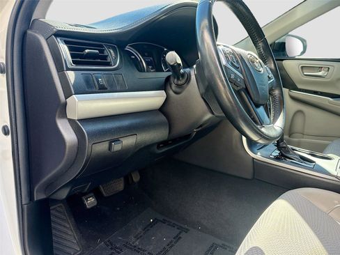Used 2016 Toyota Camry SE image 11