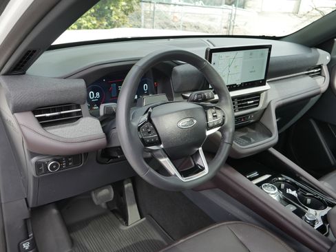 Certified 2025 Ford Explorer Platinum w/ Ultimate Package AWD/4WD image 11