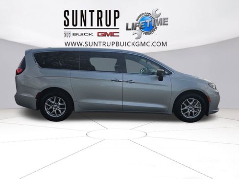 Used 2024 Chrysler Pacifica Touring-L image 7