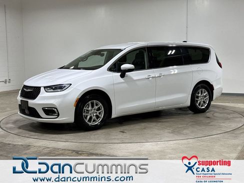 Used 2023 Chrysler Pacifica Touring-L FWD image 1