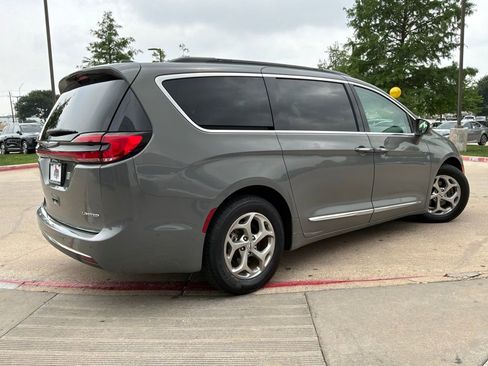 Used 2022 Chrysler Pacifica Limited FWD image 6