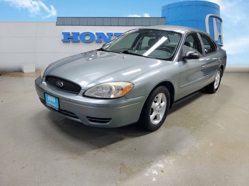 Used 2005 Ford Taurus SE FWD image 2