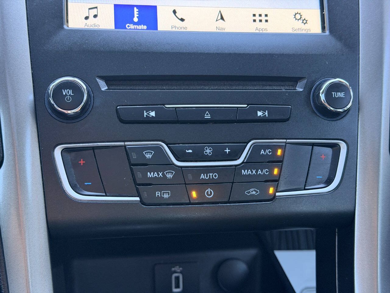 Used 2017 Ford Fusion SE w/ Equipment Group 201A FWD image 34