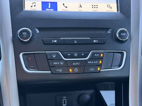 Used 2017 Ford Fusion SE w/ Equipment Group 201A FWD image 34