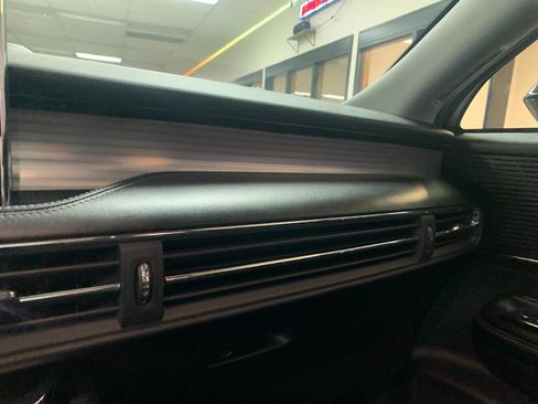 Used 2022 Lincoln Corsair Standard AWD 4dr SUV w/ Premium Package image 18