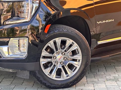 Used 2021 GMC Yukon XL SLT image 3