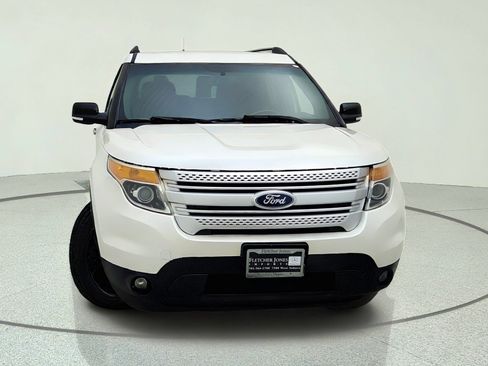 Used 2015 Ford Explorer XLT w/ Equipment Group 202B FWD image 3