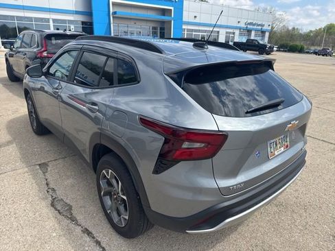 Certified 2025 Chevrolet Trax LT w/ LT Convenience Package FWD image 9