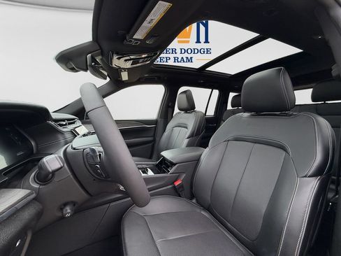 Used 2024 Jeep Grand Cherokee Overland AWD/4WD image 23