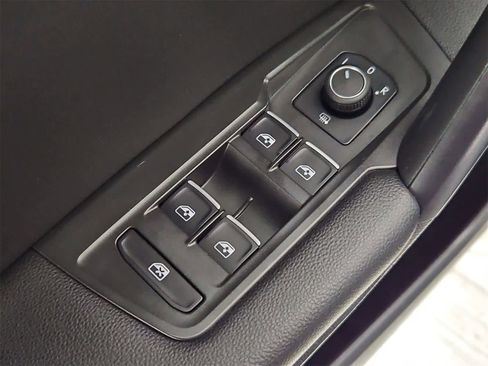 Used 2021 Volkswagen Tiguan SE image 17