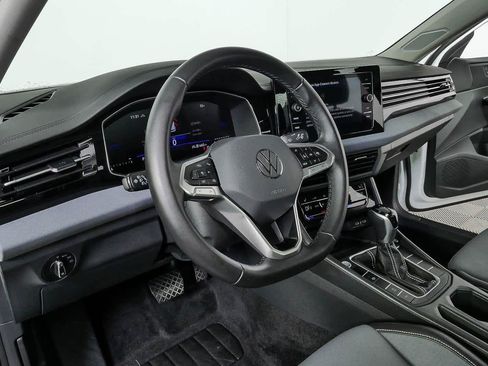 Certified 2025 Volkswagen Jetta SE FWD image 4