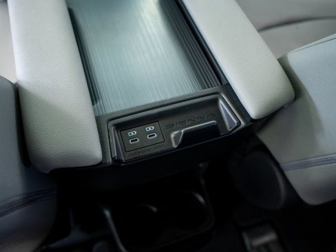Used 2025 Toyota Sienna XLE FWD image 46