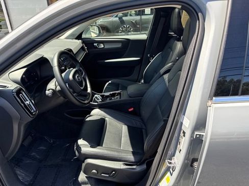 Certified 2025 Volvo XC40 B5 Plus AWD/4WD image 18