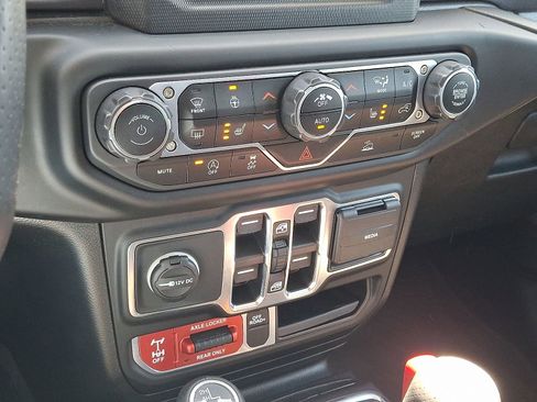 Used 2021 Jeep Gladiator Mojave w/ LED Lighting Group AWD/4WD image 17