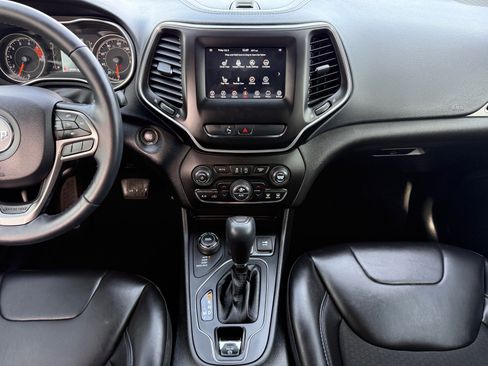 Used 2019 Jeep Cherokee Latitude Plus w/ Comfort/Convenience Group AWD/4WD image 24
